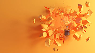 Mindset - gelber Hintergrund mit herausbrechenden Teilen. In der Mitte eine Glühbirne